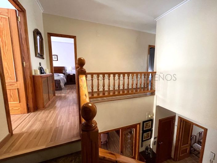 Image No.13-4 Bed Townhouse for sale