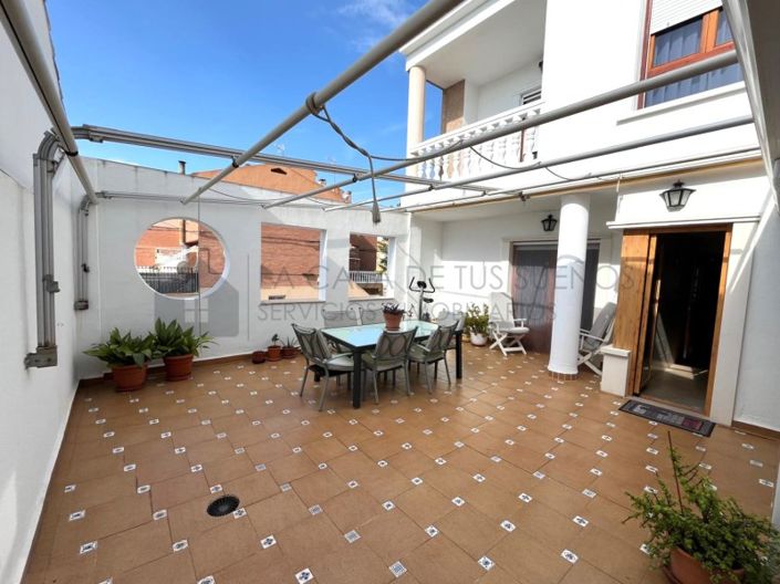 Image No.2-4 Bed Townhouse for sale