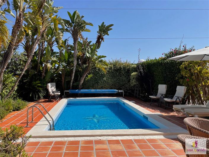 Image No.2-Villa de 4 chambres à vendre à Nerja