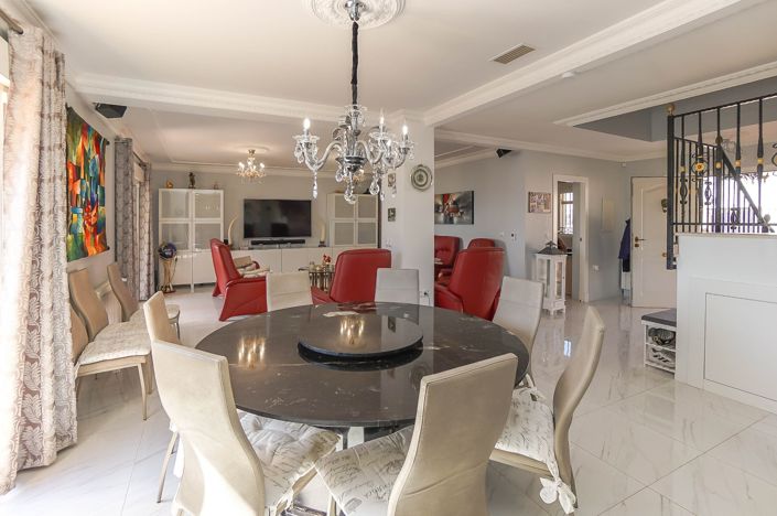 Image No.13-8 Bed Villa / Detached for sale