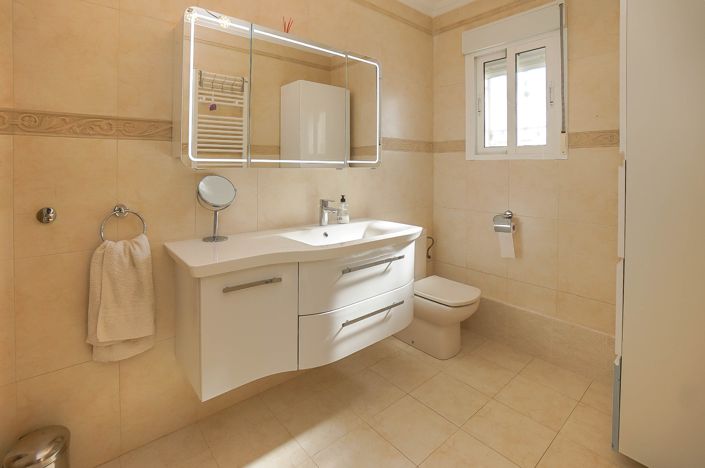 Image No.27-8 Bed Villa / Detached for sale