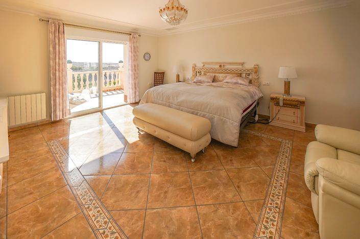 Image No.4-8 Bed Villa / Detached for sale