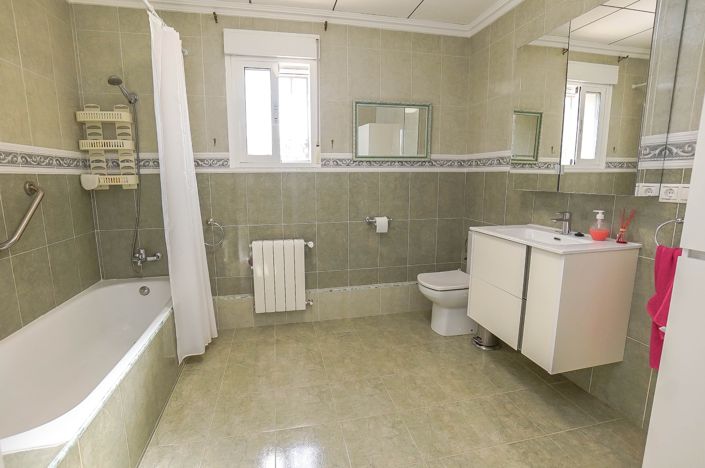 Image No.5-8 Bed Villa / Detached for sale