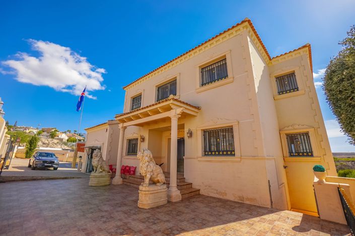 Image No.45-8 Bed Villa / Detached for sale