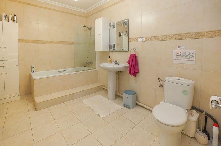 Image No.58-8 Bed Villa / Detached for sale