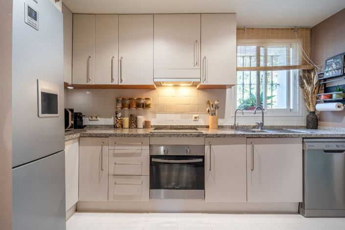 Image No.10-3 Bed Property for sale