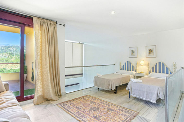 Image No.12-3 Bed Property for sale