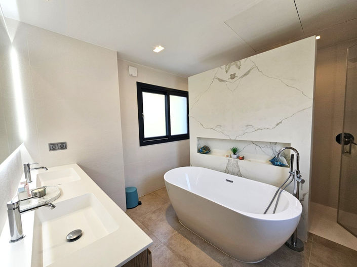 Image No.18-4 Bed Property for sale