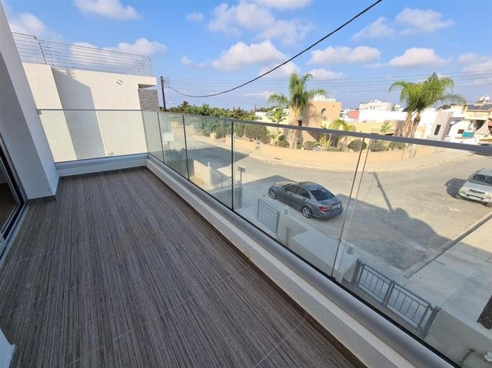 Image No.12-5 Bed House for sale