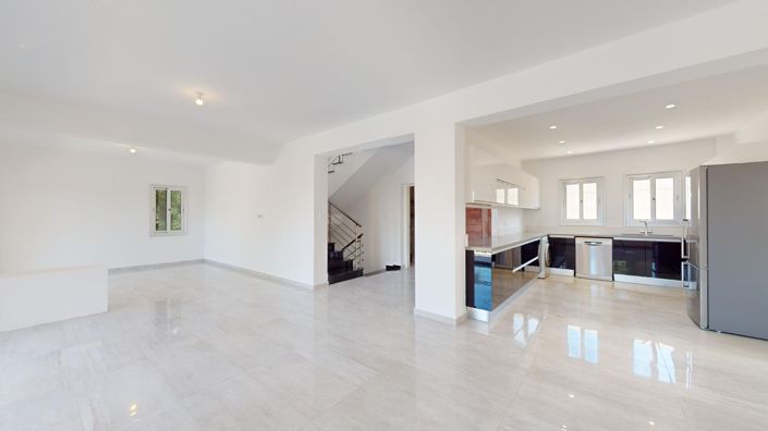 Image No.5-Maison de 5 chambres à vendre à Kissonerga