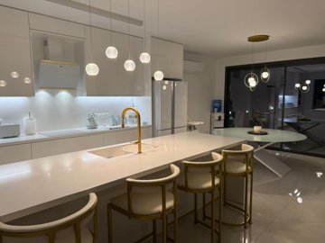 fa8adb9b-268e-483e-a747-e8d68d2ee637