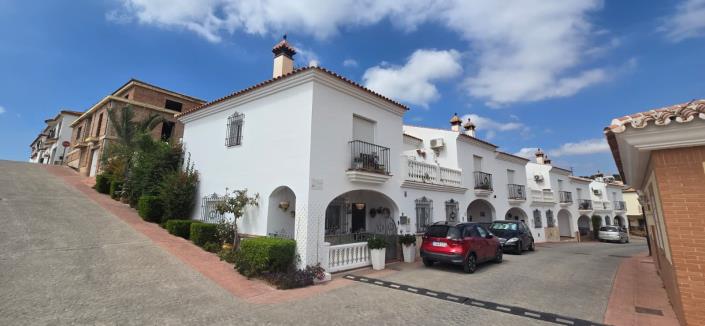 Image No.42-3 Bed Townhouse for sale