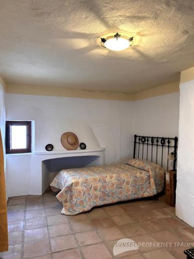 Image No.10-4 Bed Townhouse for sale