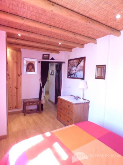 Image No.19-3 Bed Townhouse for sale