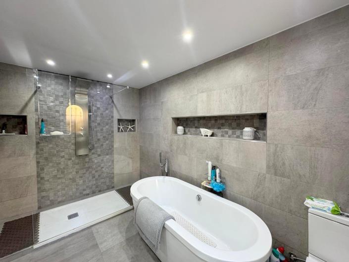 Image No.18-3 Bed Apartment for sale