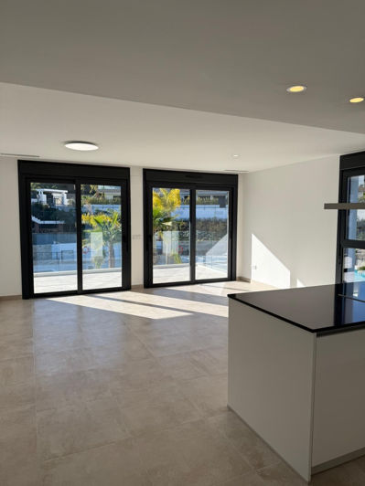 Image No.8-3 Bed Property for sale