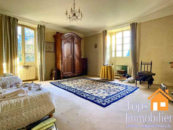 Image No.12-8 Bed Property for sale