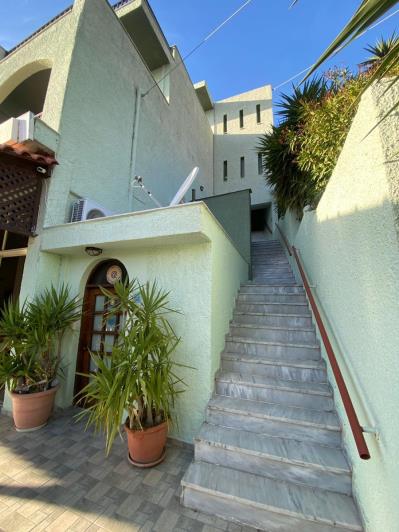 Image No.2-Un hôtel de 12 chambres à vendre à Rodakino