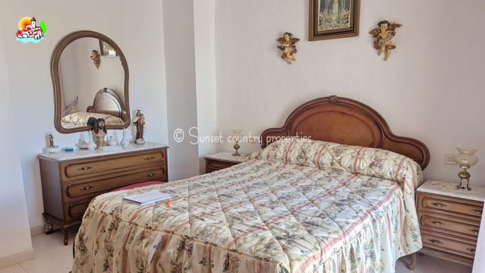 Image No.12-4 Bed Townhouse for sale