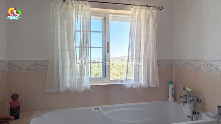 Image No.26-Maison de campagne de 5 chambres à vendre à Iznájar