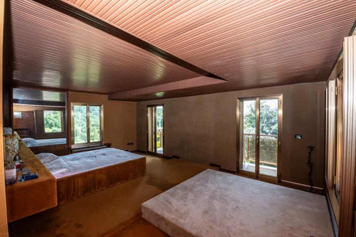 Image No.30-6 Bed Mansion for sale