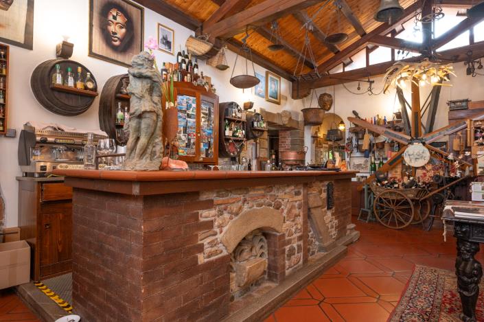 Image No.2-18 Bed Restaurant for sale