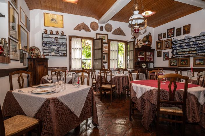 Image No.8-18 Bed Restaurant for sale