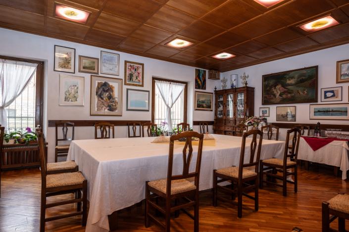 Image No.12-18 Bed Restaurant for sale