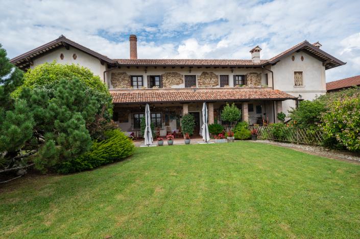 Image No.25-18 Bed Restaurant for sale