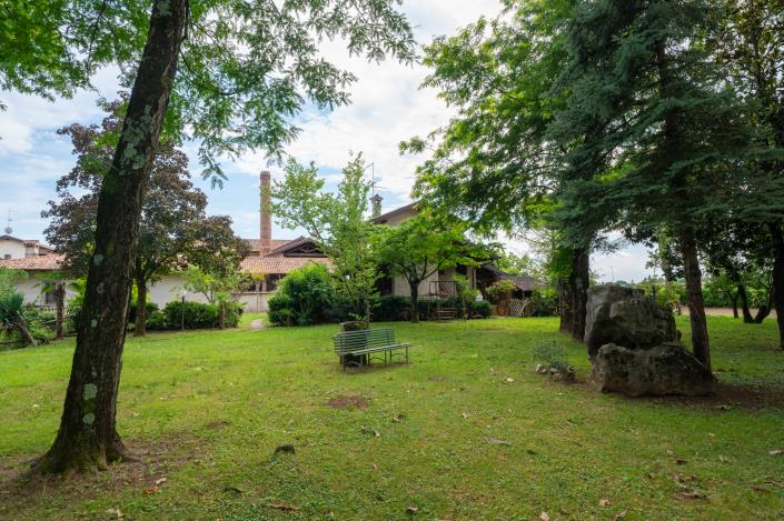 Image No.35-18 Bed Restaurant for sale