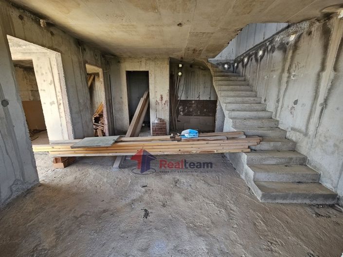 Image No.16-Propriété de 12 chambres à vendre à Votsi