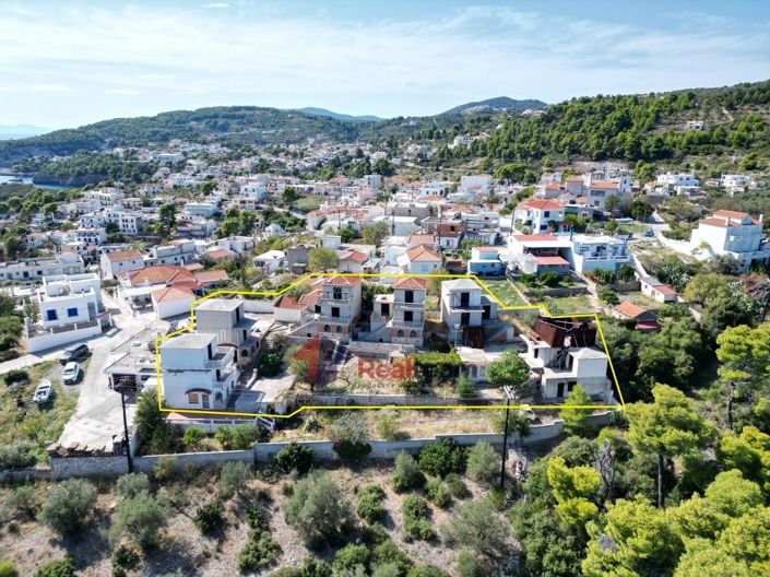 Image No.2-Propriété de 12 chambres à vendre à Votsi