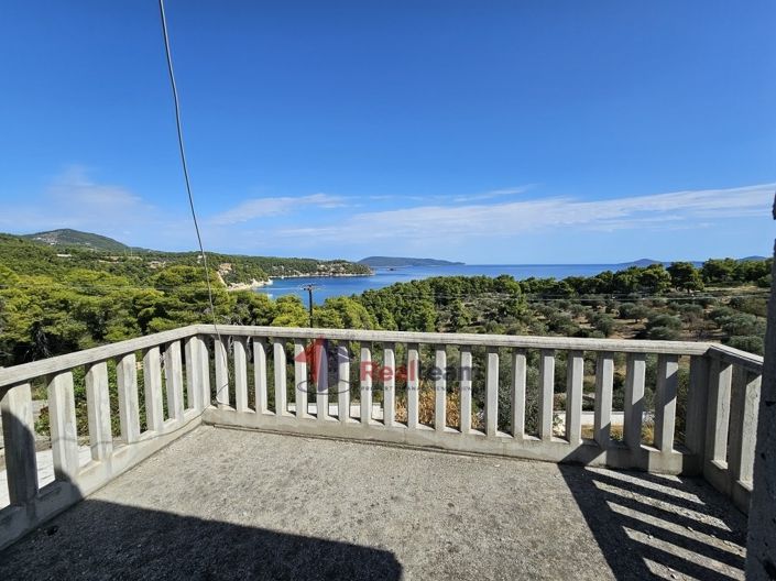 Image No.3-Propriété de 12 chambres à vendre à Votsi