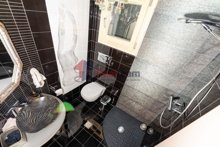 Image No.10-5 Bed Property for sale