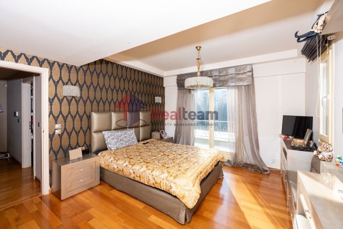 Image No.12-5 Bed Property for sale