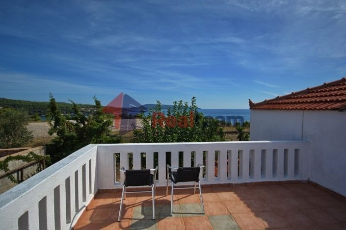 Image No.10-Propriété de 8 chambres à vendre à Votsi