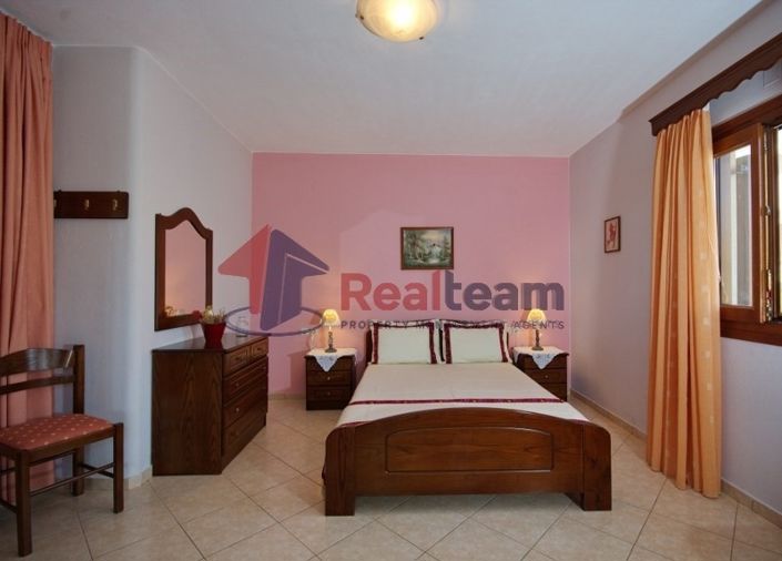 Image No.17-Propriété de 8 chambres à vendre à Votsi