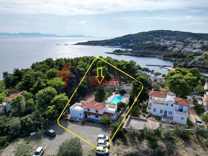 Image No.3-Propriété de 8 chambres à vendre à Votsi