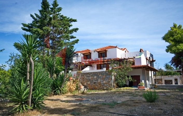 Image No.4-Propriété de 8 chambres à vendre à Votsi