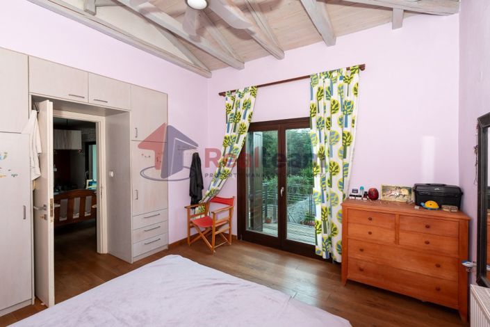 Image No.10-4 Bed Property for sale