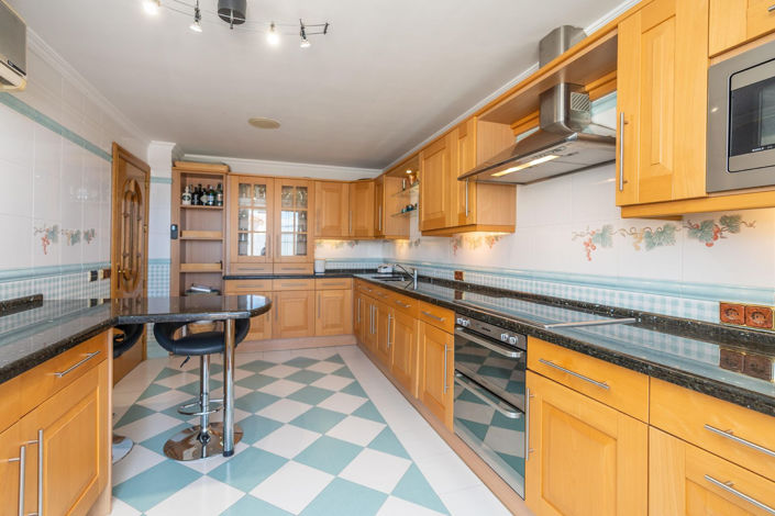 Image No.13-5 Bed Property for sale