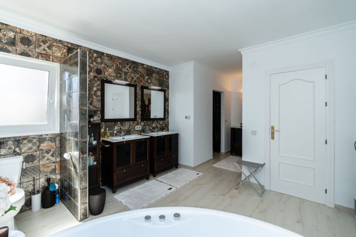 Image No.7-4 Bed Property for sale