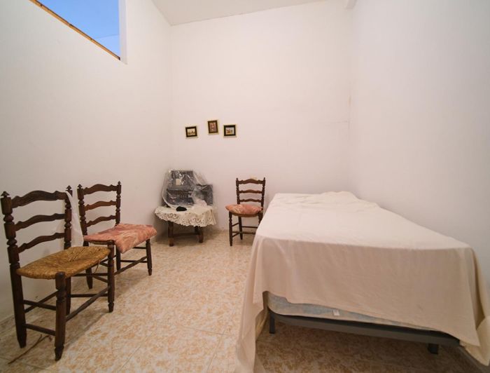 Image No.18-6 Bed Townhouse for sale