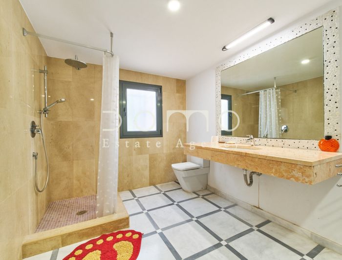 Image No.37-5 Bed Property for sale