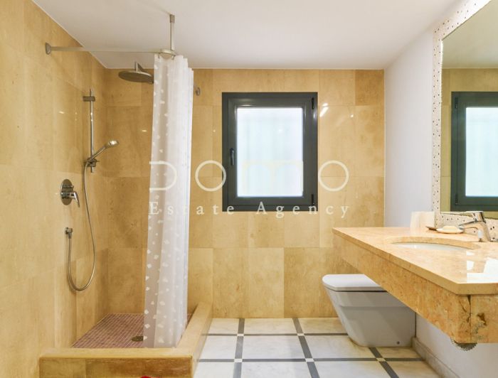 Image No.44-5 Bed Property for sale