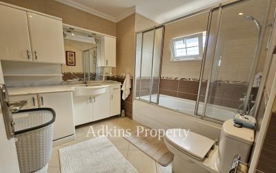 8_Family-Bathroom--3-