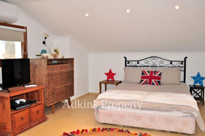 Image No.13-4 Bed Villa / Detached for sale