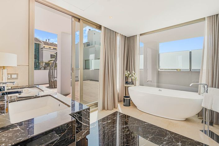 Image No.10-4 Bed Villa for sale