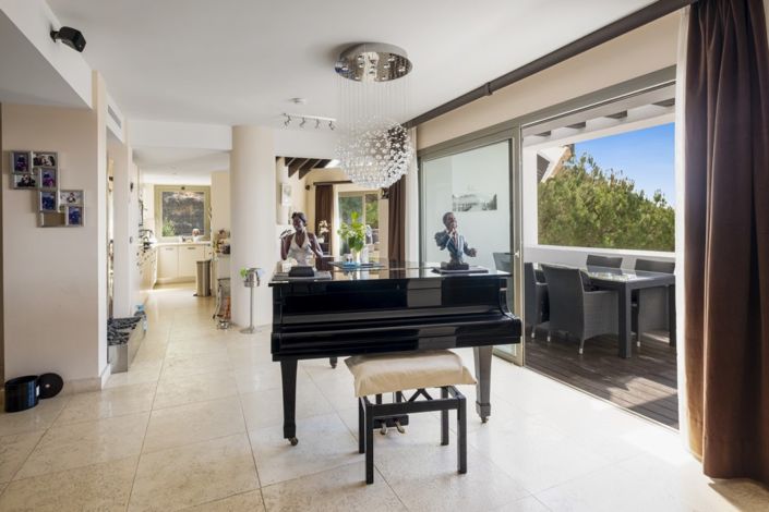 Image No.12-3 Bed Property for sale