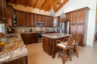 Kitchen & Breakfast Bar